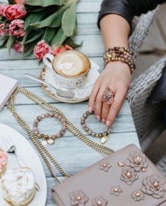 BEIGE LEATHER AND CRYSTAL FLOWER BAG - Image 5