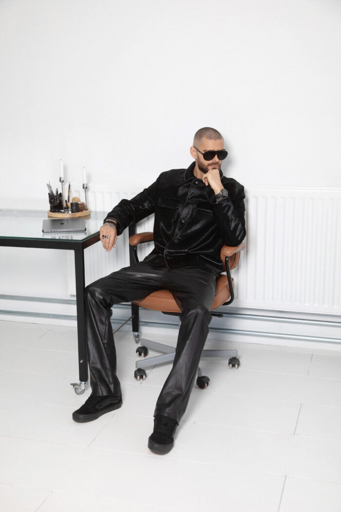 CLASSIC REGULAR FIT BLACK LEATHER PANTS - Image 5