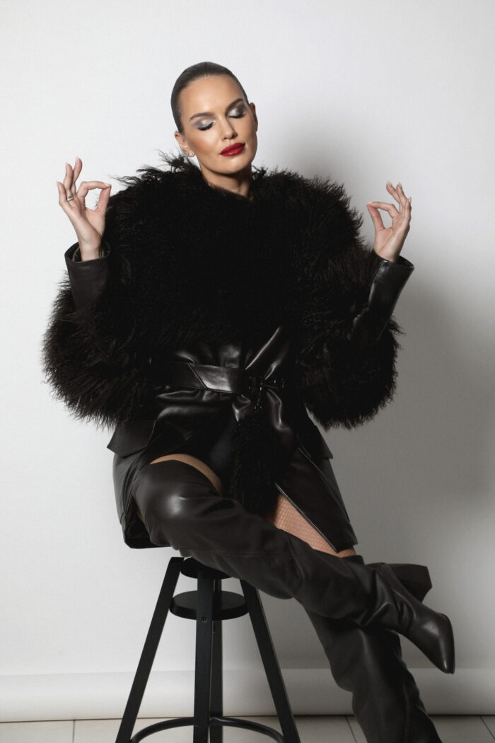 LEATHER COAT WITH LAMA DETAILS - Image 5